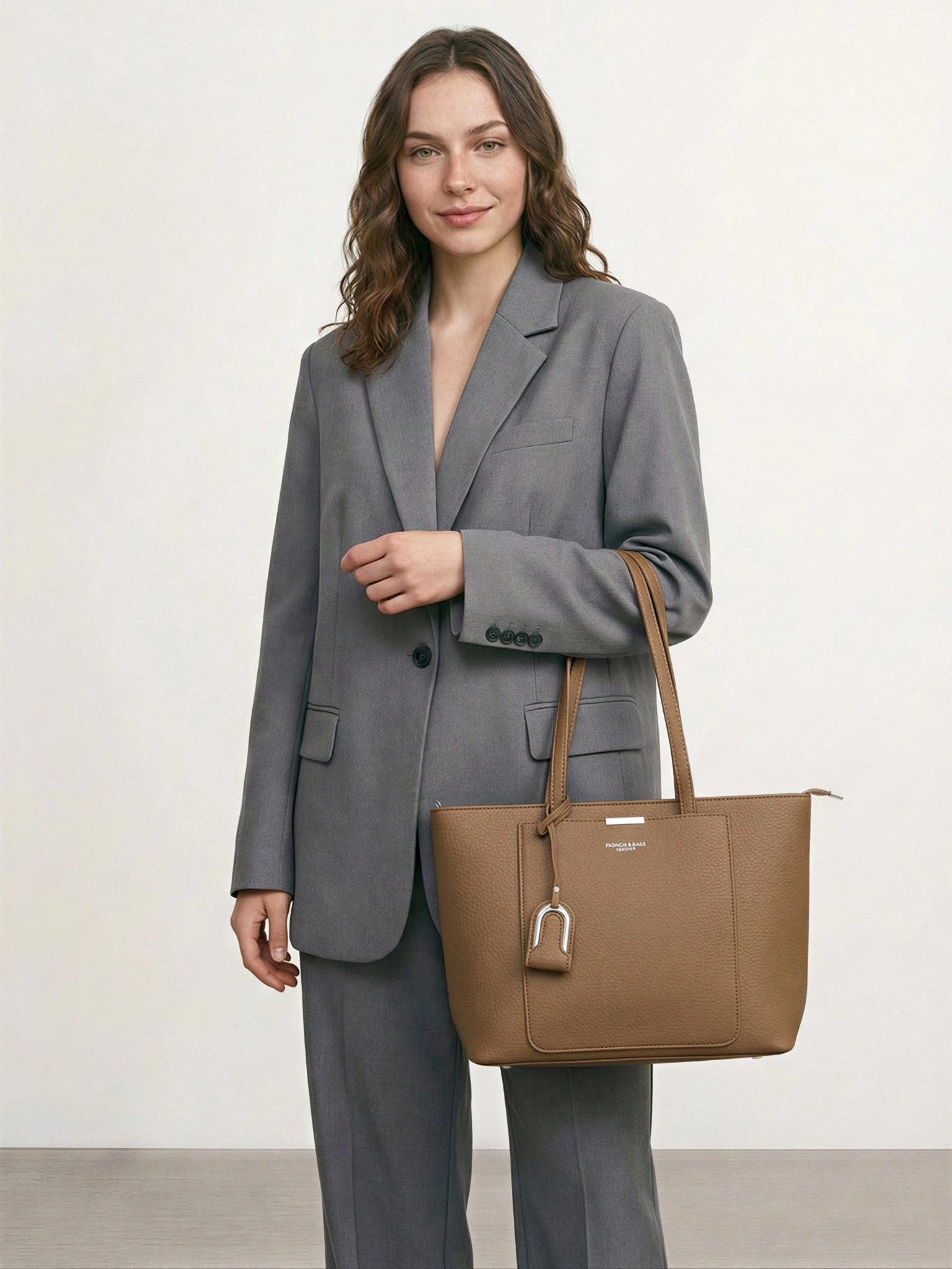 Сумка-тоут с декоративным брелком в ассортименте